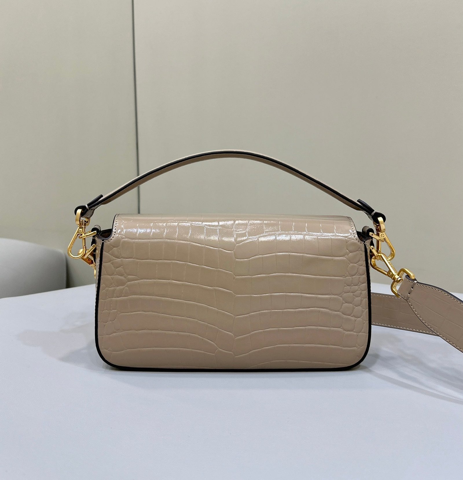 {Style No: LHVJ46GB} FENDI BAGUETTE 27 BAG IN SAND BEIGE CALFSKIN WITH GOLD HARDWARE - Image 3