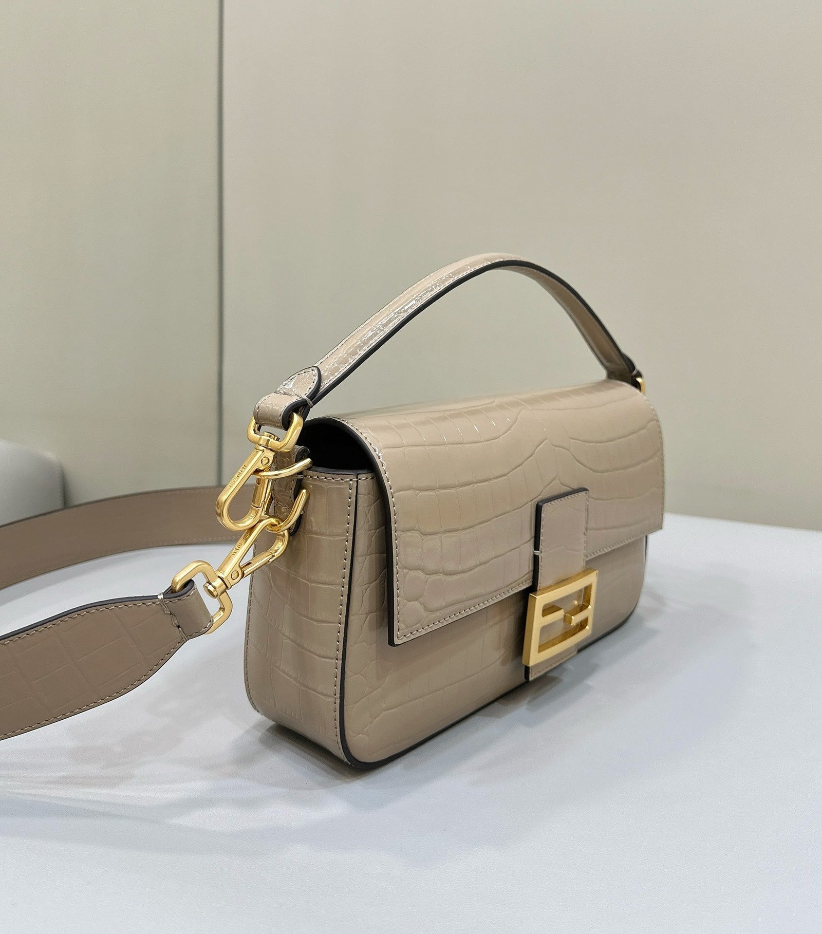 {Style No: LHVJ46GB} FENDI BAGUETTE 27 BAG IN SAND BEIGE CALFSKIN WITH GOLD HARDWARE - Image 2