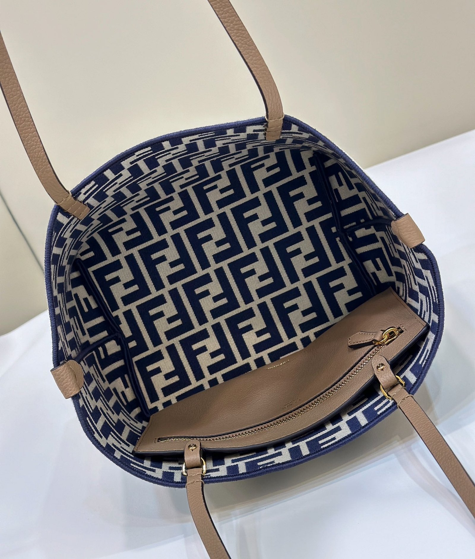 {Style No: 68XA6CC5} FENDI ROLL 22 TOTE BAG IN MIDNIGHT BLUE MIX WHITE CANVAS - Image 4