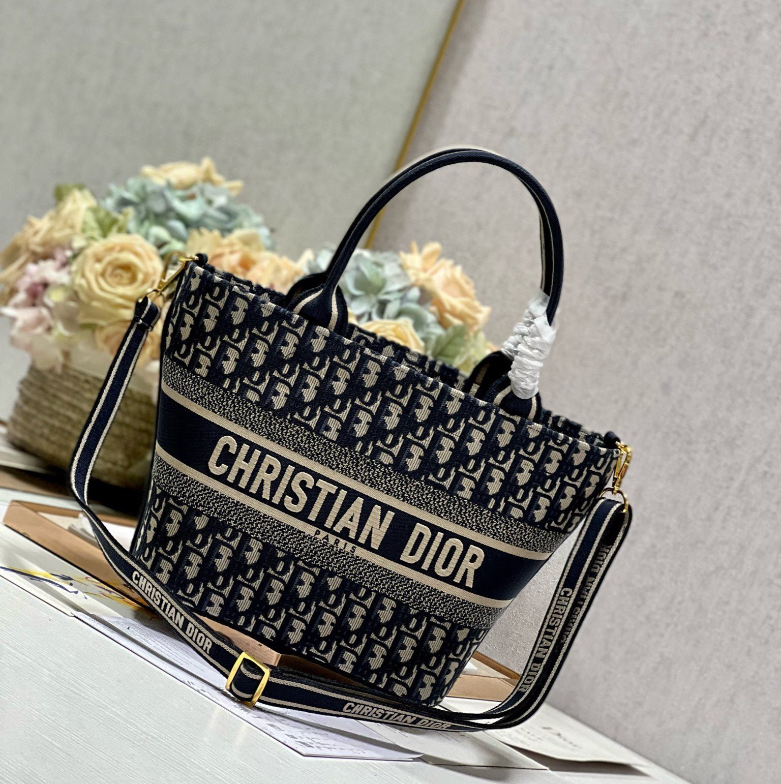 {Style No: A23FISCE} CD NEW BASKET BAG BLUE OBLIQUE EMBROIDERY - Image 2