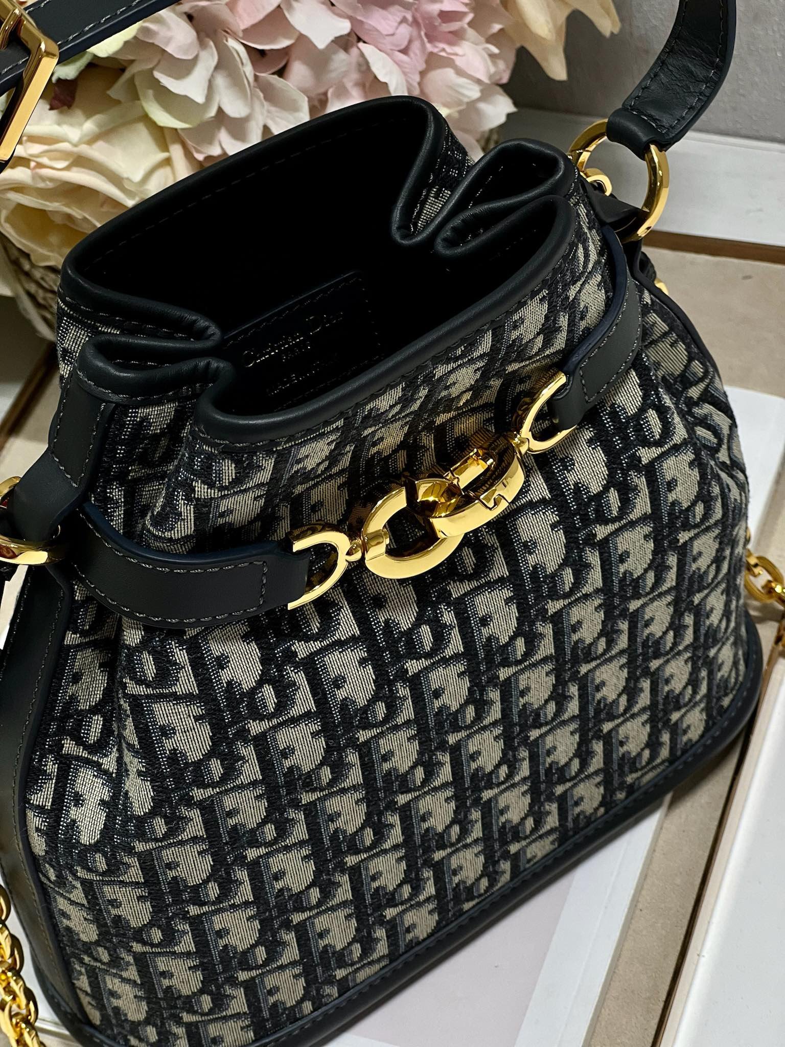 {Style No: B9H2WA79} CEST CD 24CM BLUE OBLIQUE EMBROIDERY - Image 4