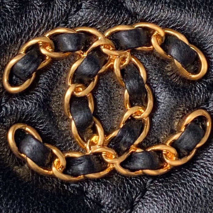 {Style No: CAMYIYJK} CC Vanity Case 17cm Black Lambskin Gold hardware - Image 3