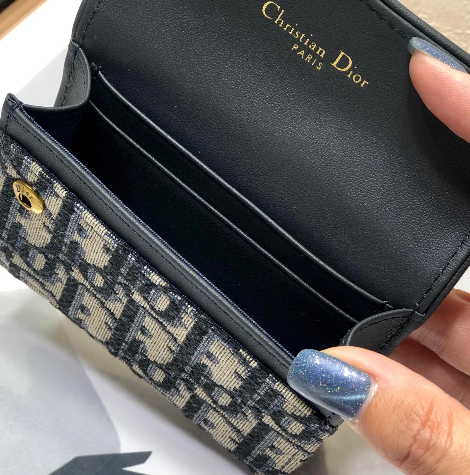 {Style No: 3XDUFJ26} CD Saddle Wallet 10.5cm Blue Obique Embroidery - Image 9